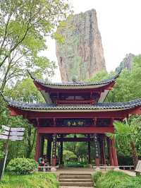 縉云仙都裡高聳云端的鼎湖峰