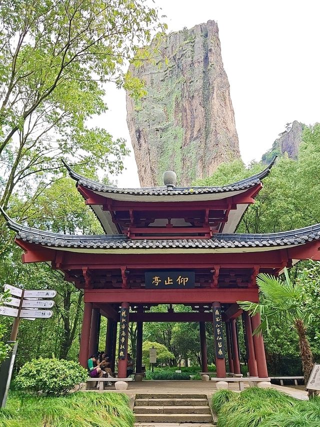 縉云仙都裡高聳云端的鼎湖峰