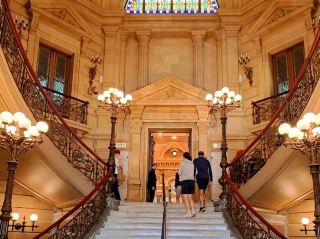 스페인 여행의 인간적인 이야기를 느껴보려면 비스카이에 있는 산세바스찬 시청을 사진으로 찍고 건축물을 감상하는 것이 좋다.