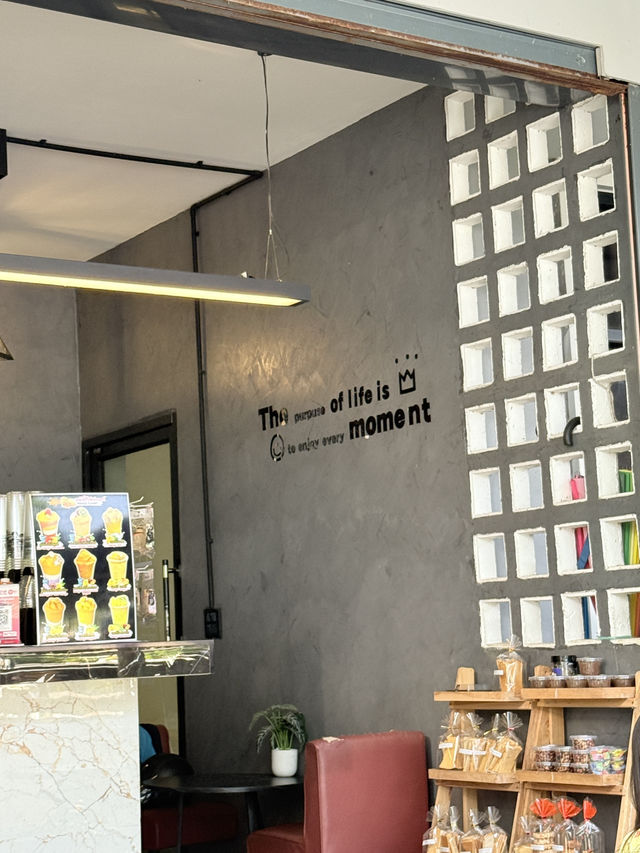 นั่งชิวยามเย็นที่ร้าน YELLOW COFFEE ☕️ 