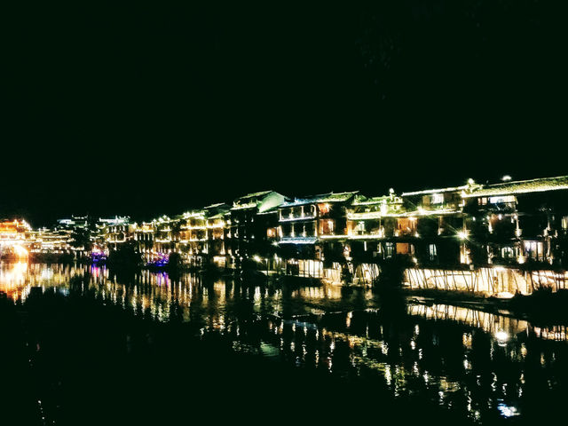 Travel to Fenghuang Ancient Town - Walk among the silent ancient poems