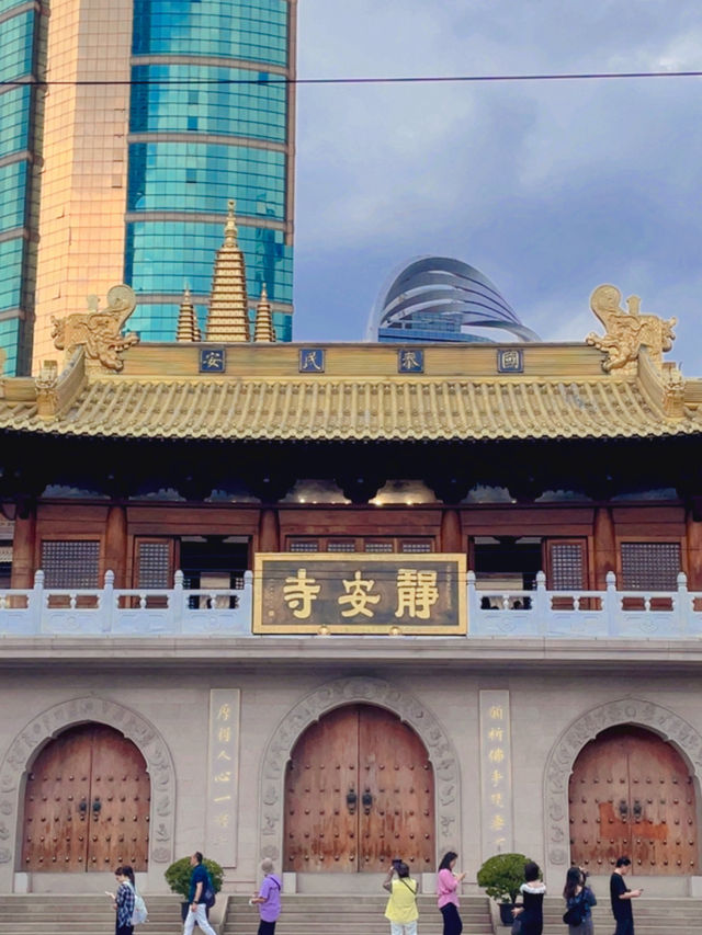 夜晚建築燈海下的人文風景🌃 夜晚建築燈海下的人文風景🌃