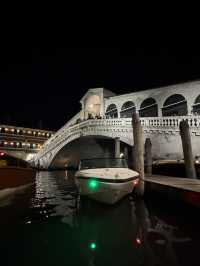 ✨ベネチアの夜景：月と灯りが映す水の都のロマン✨
