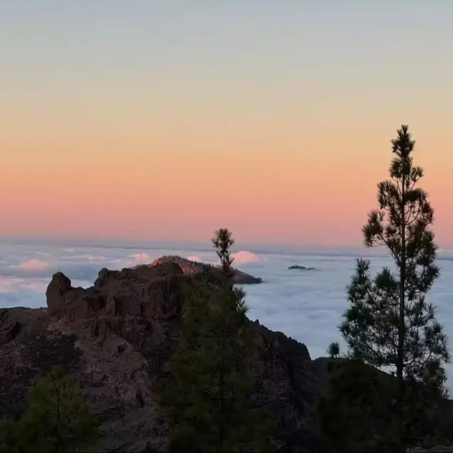 Catching the sunset at Roque Nublo