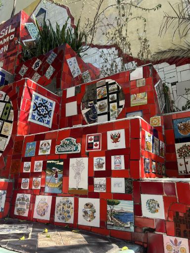 ブラジル】リオの象徴！215段の極彩色アート「セラロンの階段」 | Trip