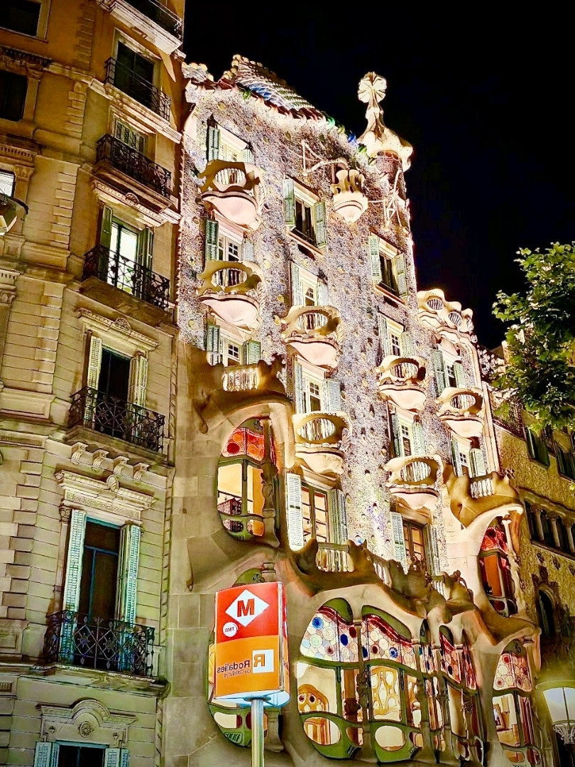 竜の背筋のようにうねるガウディの夢 – カサ・バトリョ（Casa Batlló