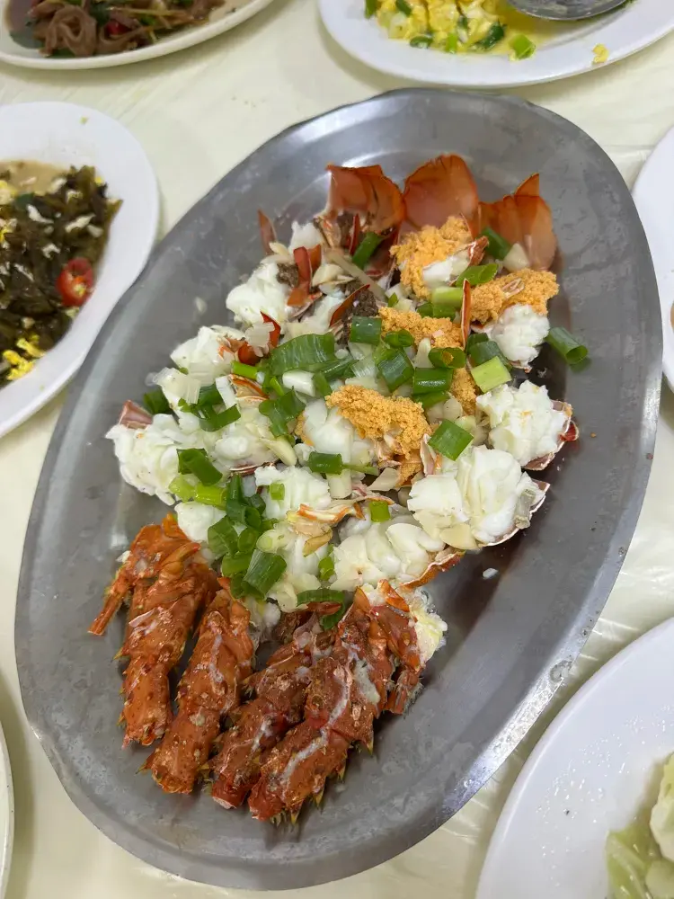 墾丁美食|恆春後壁湖易之林海鮮餐廳,高 CP 值刺身與各款小炒,非常適合多人聚餐、家庭旅行。