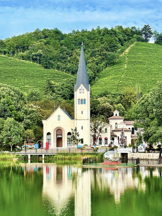 🏰🌿 Huzhou has a hidden gem! A castle garden amidst a tea plantation, perfect for a peaceful getaway away from the crowds.