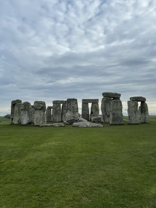 🪨 Stonehenge | A Wonder of Time 🇬🇧
One of the places I wanted to see with my own eyes at least once… Stonehenge, a world-class landmark in England that is over 4,000 years old.
Seeing it in person felt so different from the pictures! 🥹 Huge stones are stacked in the middle of an open field. The atmosphere is peaceful, with green fields and a wide open sky. The photos turned out simple yet charming.
Another thing that makes Stonehenge interesting is the story that still raises questions today: how the large stones were transported, the construction, and the true purpose of the place. The more you walk around and listen to the story, the more amazed you are at how people thousands of years ago built this.
📍 Stonehenge, Wiltshire, England
🪨 Prehistoric site
📸 Beautiful photo opportunities, especially on cloudy days.
🌿 The surrounding area is open, so it's recommended to bring a windbreaker or jacket.
🎧 If you have time, try listening to the audio guide while you walk around; it will help you understand Stonehenge's story better.
Anyone traveling to England and who loves historical sites should definitely check it out! I highly recommend visiting Stonehenge at least once. It's not just about the stones; it's full of stories and mysteries that have stood the test of time for thousands of years. 🤍
#Stonehenge #Wiltshire #England #VisitEngland #TravelEngland #TravelUK #England #TravelReview #TravelAbroad #UKTravel #StonehengeEngland