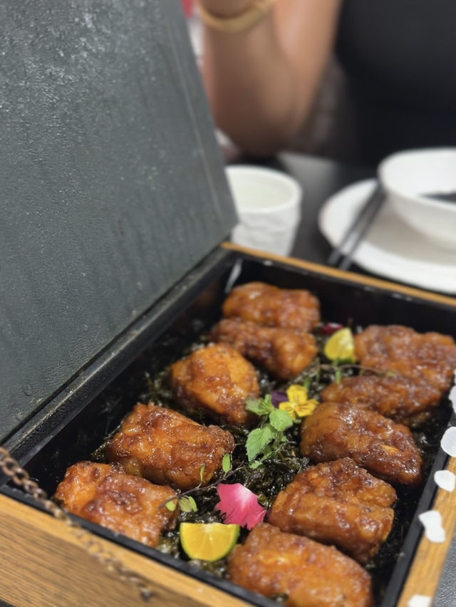 Dinner + one of Shanghai’s most iconic views = perfection. 🌆🍷