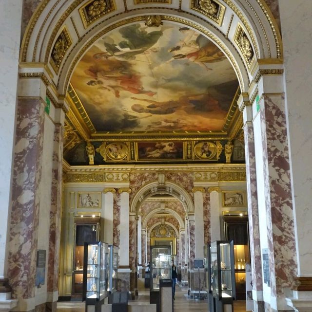 Louvre: World's Largest Art Museum 