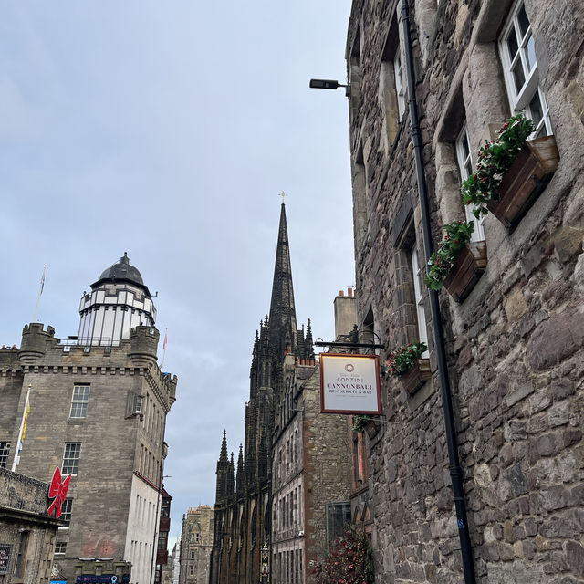 Enchanting Edinburgh: Castles, Closes, and Culture