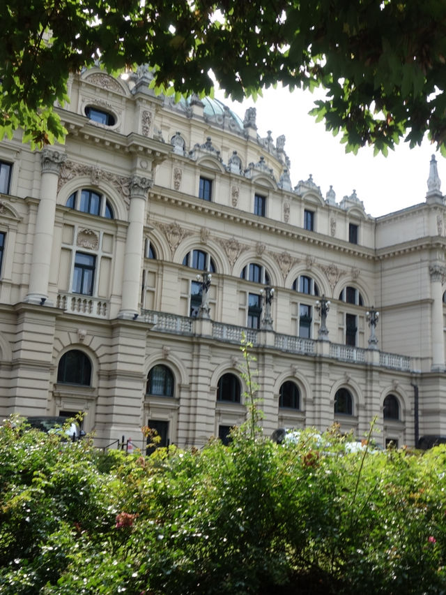🏰 Kraków: A Walk Through History and Culture