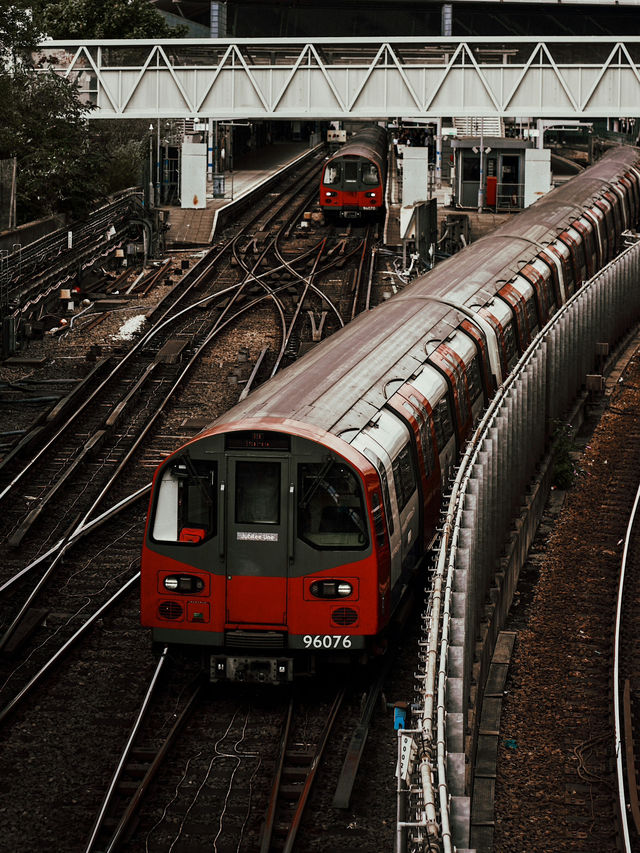 Jubilee Line – London Bridge to Canary Wharf: Steel and Skyline