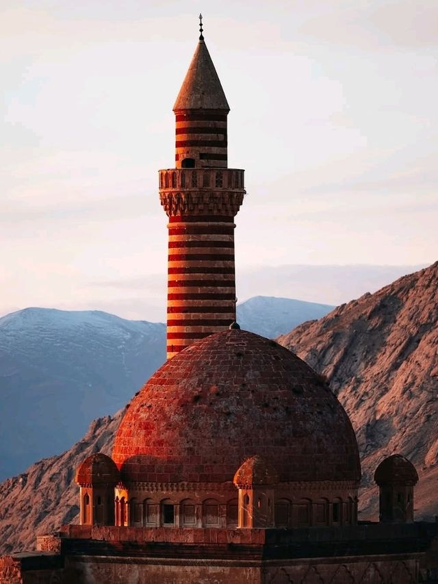 🏯 Ishak Pasha Palace: A Fortress of Stone and Legend on the Eastern Frontier 🌄🇹🇷
