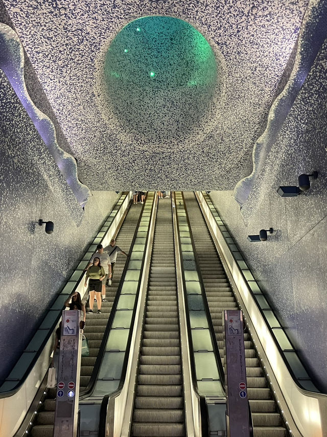 🚉 Napoli Toledo Station – สถานีรถไฟที่สวยที่สุด