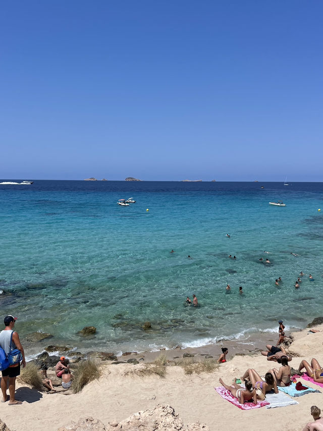 🌊 รีวิว Cala Comte – หาดน้ำใส วิวสวย