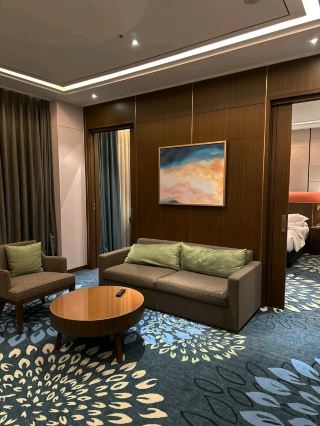 Ready for a luxe escape near the action-packed heart of Clark? ✨ Hilton Clark Sun Valley Resort is where indoor comfort meets modern architecture—a daytime oasis for travelers who want both relaxation and culture. Picture yourself soaking in a crisp white bathtub as natural light floods your spacious hideaway, then heading out to discover the lively outdoor scenes and nearby golf greens. 

Insider Tips from the Tub:
1. Golden Hour Bath Ritual: The rooms’ large windows make your bathtub the perfect spot for a selfie at midday when sunlight highlights those modern lines—#insta-worthy,  guaranteed.
2. Foodie Sunrise: Don’t miss the breakfast buffet! Fresh lattes and cappuccinos plus local Filipino favorites are a must-try. Early risers get first dibs on the best pastries and seats overlooking the lush golf course.
3. Cultural Walkabouts: You’re steps away from contemporary outdoor art installations and the Clark Freeport’s unique cultural landscape. Head out right after breakfast—the morning light makes for dramatic, moody shots of the modern architecture and sculptures.

The staff here are top-notch—ultra-friendly, quick with recommendations, and always ready to make your stay extra smooth. Rooms are immaculately clean and spacious, so you’ll have plenty of space to unwind.

If booking for a group, double-check your room assignment through trip.com, and request extra toiletries ahead of time for a seamless check-in.

Book with trip.com to lock in flexible rates. Plan a full day by the pool or tee off at the golf course—then indulge in duty-free shopping before sunset.

#Mabalacat #HiltonClark #ModernLuxury #TravelTips #TubGoals