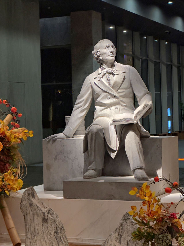 Glowing Wonder: Tech Meets Tradition at the Porcelain Tower 