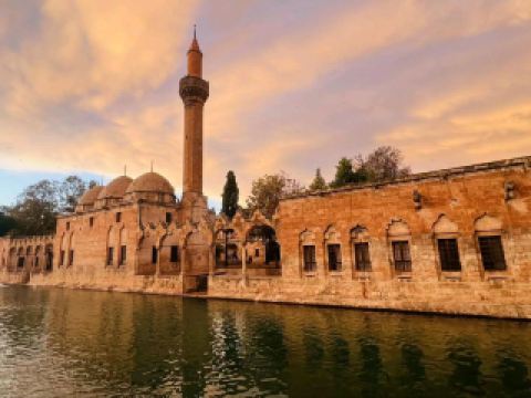 #winterescape วิวพระอาทิตย์ตกดินสุดตระการตาเหนือยอดเขา Balıklıgöl Seyir Tepesi 🌅✨
เตรียมตัวให้พร้อมสำหรับประสบการณ์ช่วงเวลาแสงสีทองอันมหัศจรรย์บนยอดเขา Balıklıgöl Seyir Tepesi ในเมือง Trabzon! จุดชมวิวแห่งนี้มอบภาพพระอาทิตย์ตกดินที่น่าหลงใหลและทัศนียภาพแบบพาโนรามา—นอกจากนี้ สะพานหินโบราณด้านล่างยังเป็นฉากหลังที่สมบูรณ์แบบสำหรับการถ่ายภาพที่จะทำให้ผู้ติดตามของคุณประทับใจ

เริ่มต้นการเยี่ยมชมของคุณในช่วงบ่ายแก่ๆ เพื่อชมท้องฟ้าสีชมพูระยิบระยับขณะพระอาทิตย์ตกดิน เดินเล่นไปตามสะพานหิน ชื่นชมสถาปัตยกรรมสไตล์ตะวันตกที่ตัดกับความสงบเงียบตามธรรมชาติของแม่น้ำ สระน้ำ และต้นไม้เขียวชอุ่ม สำหรับภาพถ่ายที่ดีที่สุด ให้มองหาซุ้มโค้งตรงกลางของสะพาน มันจะจับภาพสะท้อนของทะเลสาบและท้องฟ้าที่สวยงามได้อย่างสมบูรณ์แบบ (ภาพสถาปัตยกรรมระยะใกล้ของคุณจะเต็มไปด้วยรายละเอียด!)

สิ่งที่ห้ามพลาด:
— แวะชมและสังเกตดูนกท้องถิ่นรอบๆ สระน้ำ และชมชาวบ้านให้อาหารปลาศักดิ์สิทธิ์ ซึ่งเชื่อกันว่าจะนำโชคลาภมาให้
— ปิกนิกใกล้จุดชมวิวเพื่อสัมผัสบรรยากาศกลางแจ้งที่ผ่อนคลายขณะที่สีสันของธรรมชาติค่อยๆ เปลี่ยนไป
— เดินสำรวจพื้นที่เพื่อค้นพบมุมลับและภูมิทัศน์กลางแจ้งทางวัฒนธรรม (เหมาะสำหรับการชมพระอาทิตย์ขึ้นด้วย หากคุณเป็นคนตื่นเช้า)

เคล็ดลับ:
ควรมาถึงอย่างน้อย 45 นาทีก่อนพระอาทิตย์ตกดินเพื่อแสงที่ดีที่สุดและจุดที่ดีที่สุด พื้นที่เปิดตลอดวันตลอดทั้งปี ดังนั้นช่วงเช้าตรู่จึงให้ผลลัพธ์ที่คุ้มค่าสำหรับการถ่ายภาพด้วยแสงนุ่มนวล เนื่องจากสภาพอากาศอาจมีแดดจัดแต่เปลี่ยนแปลงได้อย่างรวดเร็ว ควรเตรียมเสื้อผ้าบางๆ และปกป้องอุปกรณ์กล้องของคุณ

ข้อควรระวัง:
พื้นหินอาจลื่นได้ใกล้กับน้ำ ควรใส่รองเท้าที่แข็งแรง เคารพประเพณีท้องถิ่น (โดยเฉพาะบริเวณพื้นที่ศักดิ์สิทธิ์ของสระน้ำ) และหลีกเลี่ยงการรบกวนปลา

#Trabzon #Balıklıgöl #SunsetViews #OutdoorCulture #TravelTips