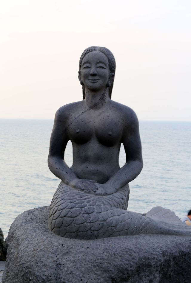 A not-so-prominent "attraction" on Jeju Island's beach.