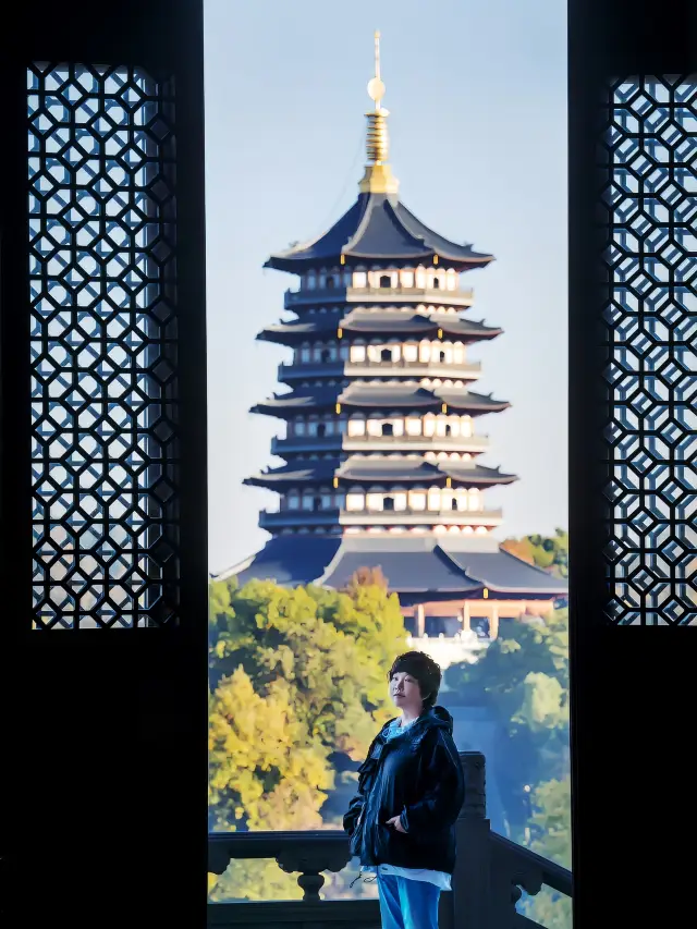 A low-key temple on the West Lake where you can take pictures of the Leifeng Pagoda, it's a pity to miss it