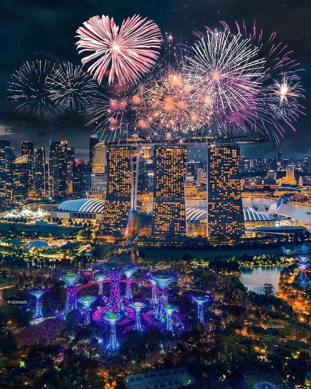 Illuminating the Sky: Capturing Singapore's Spectacular New Year Fireworks Display 🌃🎆✨"