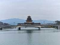 芷江龍津橋，全橋身用杉木卯眼相接，未用任何鐵釘鐵器，歷史上一直是湘黔公路的要塞，史稱“三楚西南第一橋