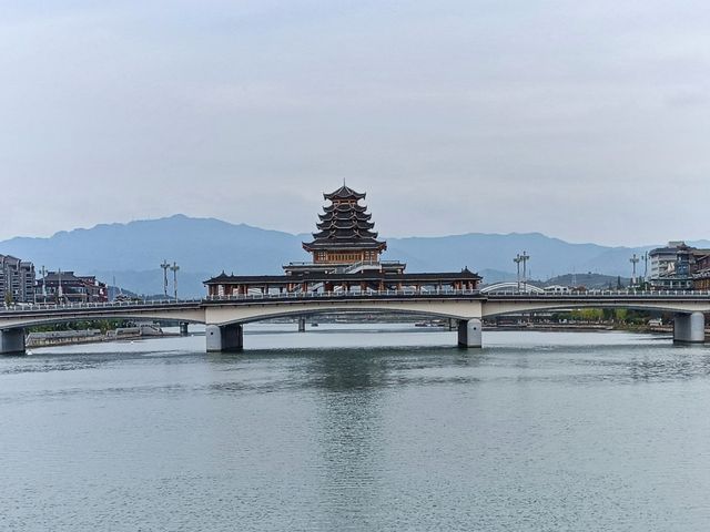 芷江龍津橋，全橋身用杉木卯眼相接，未用任何鐵釘鐵器，歷史上一直是湘黔公路的要塞，史稱“三楚西南第一橋
