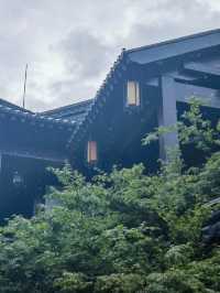 在繁華市集中尋找一個祈福的古老寺廟，在雨天漫步於香積寺