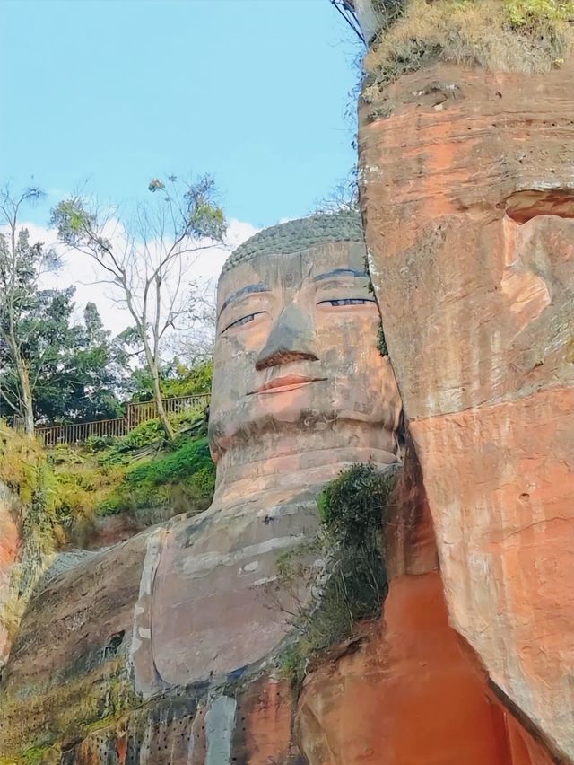 樂山大佛  /  千年未老，靜坐看紅塵