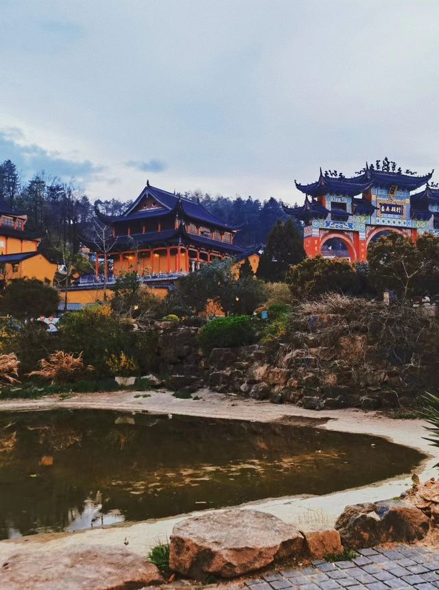 一方淨土，三柱清香，但行好事，莫問前程，越來越好！