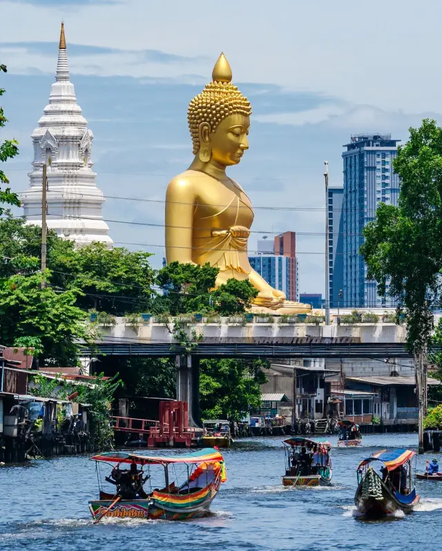 Fear of huge objects? The Great Buddha at Wat Paknam Phasi Charoen in Bangkok