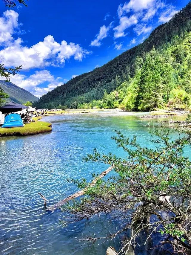 The Moon Lake in Western Sichuan is known as the ceiling of romantic camping in China