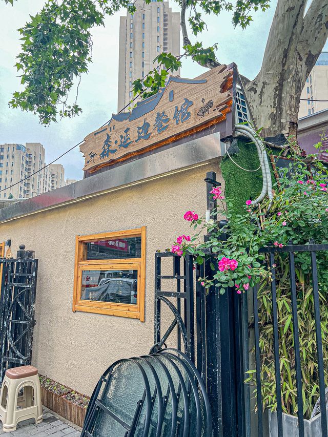 Behold‼️ Astonishingly, two large trees have grown within this restaurant 🎄.