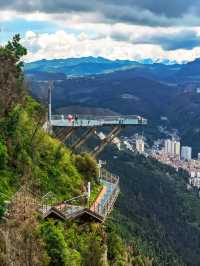 帶你觸摸天空的心跳，遊個舊老陰山玻璃棧道