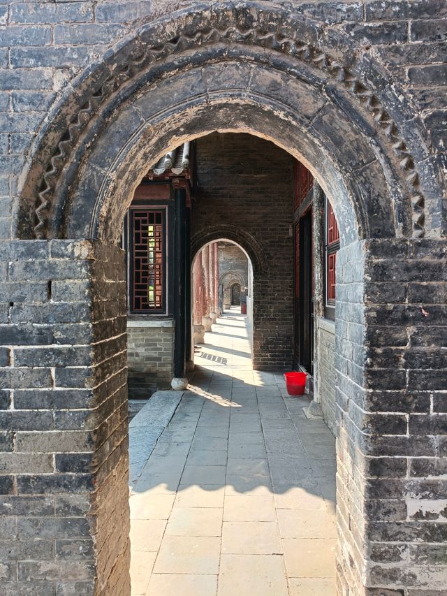 全國重點文保單位，中國唯一完整保存至今的清代知府衙門。南陽府衙始建於元朝，距今已有七百五十多年歷史。