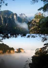 "四面削成，獨出於雲霄之半"，山巔如台。