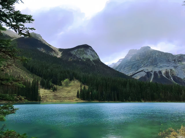 靈魂之水Lake Minnewanka：班夫國家公園的隱秘瑰寶，絕美湖光震撼眼球！