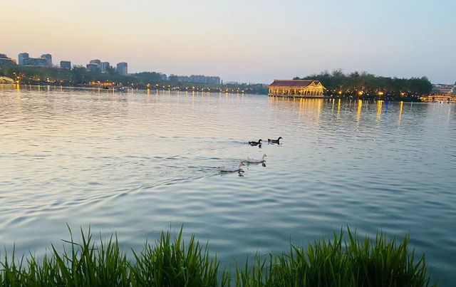關中八景之——曲江流飲，驪山晚照。