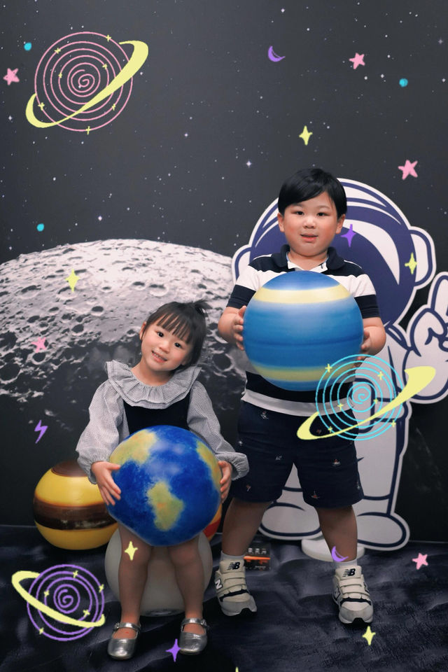 解鎖帶娃新姿勢 宇宙級震撼來襲