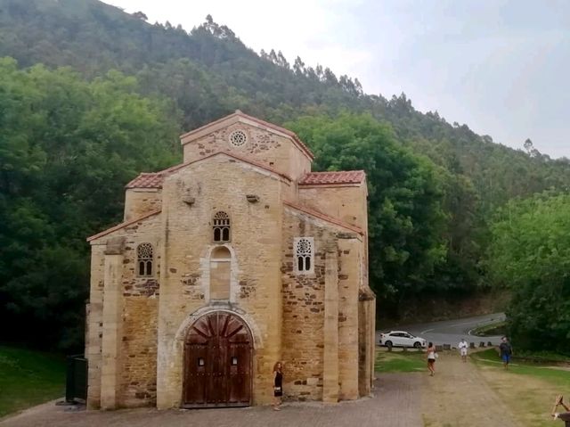 Santa María del Naranco: A Scenic Gem in Oviedo 🏰🌄