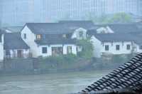 雨霁枕河：杭州枕河居民宿的煙雨水墨圖