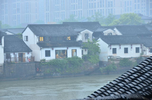 雨霁枕河：杭州枕河居民宿的煙雨水墨圖