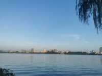 拂曉瓜渚湖，一筆江南韻