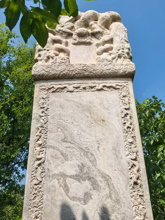 山楂樹下——哈爾布武碑