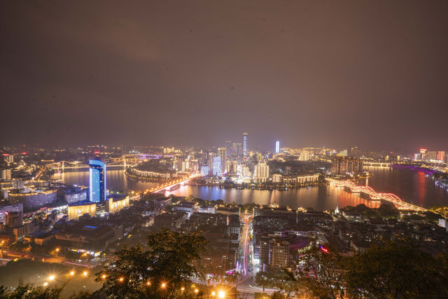 來感受柳州夜景的燈光璀璨，在馬鞍山公園山頂上。