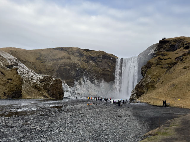 冰島有多層梯級瀑布的斯科加瀑布