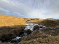 冰島有多層梯級瀑布的斯科加瀑布