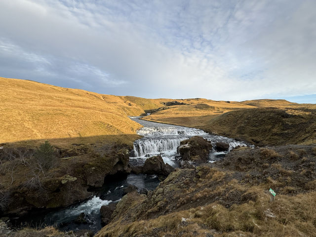 冰島有多層梯級瀑布的斯科加瀑布